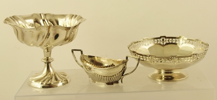 GEORGE NATHAN & RIDLEY HAYES AN EDWARDIAN SILVER STANDARD BONBON DISH of fluted form on pedestal