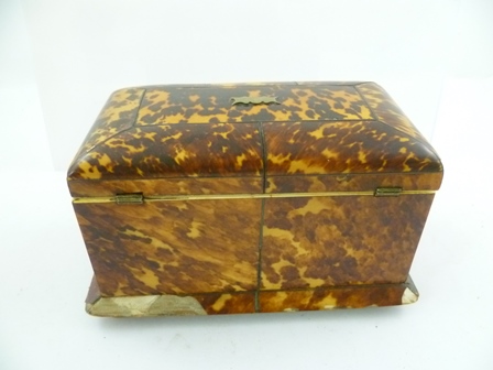 AN EARLY 19TH CENTURY TORTOISESHELL TEA CADDY of serpentine breakfront form, the hinged lid - Image 5 of 6