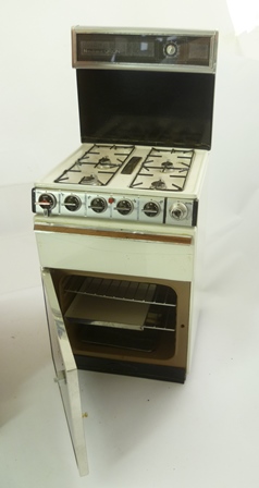 A SALESMAN/SHOWROOM STATIC MODEL OF A 1960'S NEW HOME HORIZON GAS COOKER with calibrated dials, in - Image 2 of 2