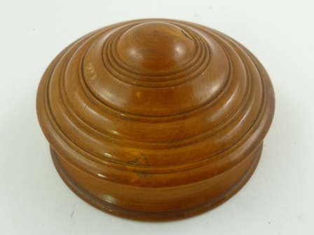 A 19TH CENTURY POCKET MAGNETIC SUNDIAL IN TREEN (YEW WOOD) TURNED CASE having printed card dial with - Image 5 of 5