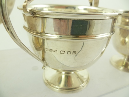 SIR JOHN BENNETT LTD A GEORGIAN DESIGN THREE PIECE SILVER TEASET of pedestal and raised circular - Image 2 of 5