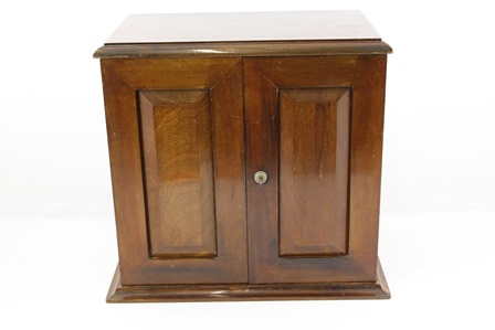 A VICTORIAN/EDWARDIAN MAHOGANY SMOKER'S HUMIDOR CABINET in the style of "Chapman of London", circa - Image 3 of 3