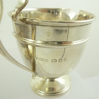 SIR JOHN BENNETT LTD A GEORGIAN DESIGN THREE PIECE SILVER TEASET of pedestal and raised circular - Image 4 of 5