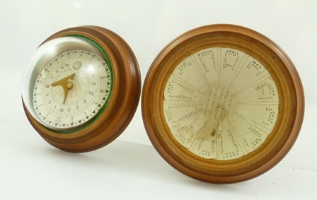 A 19TH CENTURY POCKET MAGNETIC SUNDIAL IN TREEN (YEW WOOD) TURNED CASE having printed card dial with - Image 3 of 5
