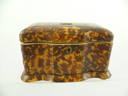 AN EARLY 19TH CENTURY TORTOISESHELL TEA CADDY of serpentine breakfront form, the hinged lid - Image 4 of 6