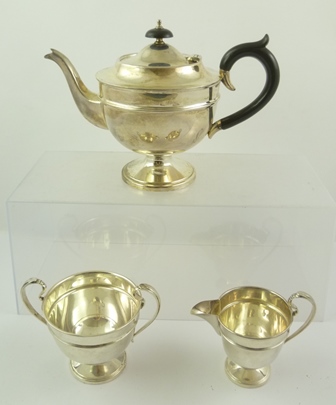 SIR JOHN BENNETT LTD A GEORGIAN DESIGN THREE PIECE SILVER TEASET of pedestal and raised circular - Image 5 of 5