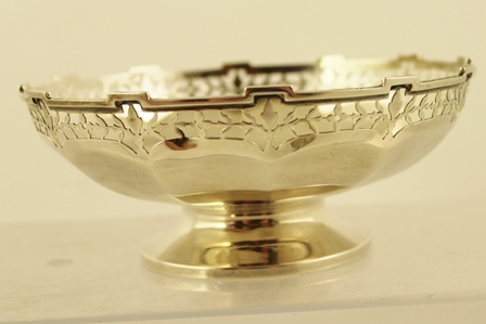 GEORGE NATHAN & RIDLEY HAYES AN EDWARDIAN SILVER STANDARD BONBON DISH of fluted form on pedestal - Image 4 of 8