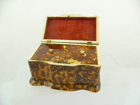 AN EARLY 19TH CENTURY TORTOISESHELL TEA CADDY of serpentine breakfront form, the hinged lid - Image 3 of 6