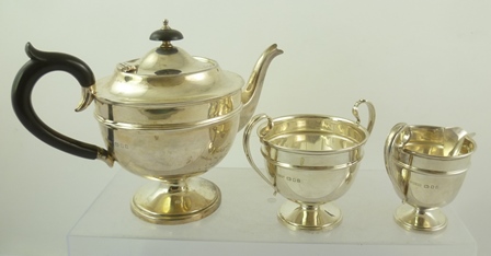 SIR JOHN BENNETT LTD A GEORGIAN DESIGN THREE PIECE SILVER TEASET of pedestal and raised circular