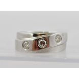 A MODERN GENTLEMAN'S RHODIUM FINISHED WHITE GOLD COLOURED METAL DIAMOND SET DRESS RING having