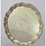 ADOLPH SCOTT A GEORGIAN DESIGN SILVER SALVER with pie crust rim, Birmingham 1938, bears presentation