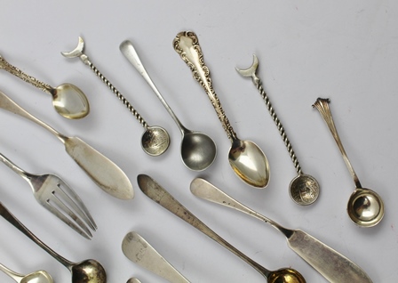 A QUANTITY OF HALLMARKED SILVER, STERLING AND WHITE METAL CONDIMENT SPOONS, COFFEE SPOONS, BUTTER - Image 5 of 5