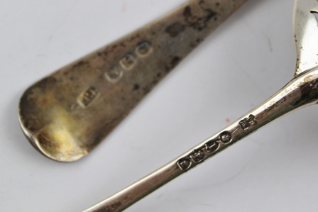 MICHAEL KEATING A LATE 18TH CENTURY IRISH SILVER SUGAR SIFTING LADLE, having gilded bowl with bright - Image 4 of 7