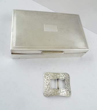 A LATE VICTORIAN SILVER BUCKLE with chased acanthus leaf decoration, London 1900, 5.5cm x 4.5cm,