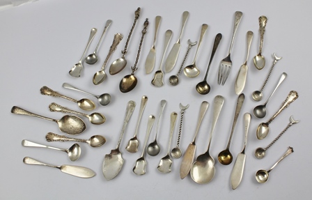 A QUANTITY OF HALLMARKED SILVER, STERLING AND WHITE METAL CONDIMENT SPOONS, COFFEE SPOONS, BUTTER