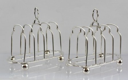 WEST & SON A PAIR OF VICTORIAN SILVER FOUR-SLICE WIRE TOAST RACKS, each having a central shaped