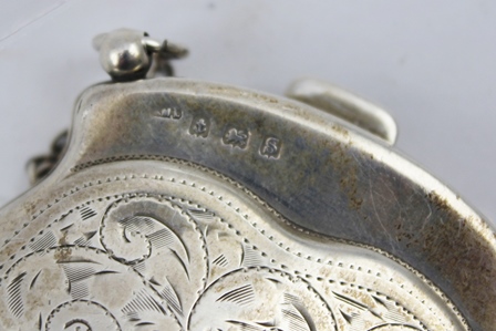 A GEORGE V SILVER PURSE having chased decoration and chain handle, Birmingham 1917, 6.5cm high, - Image 5 of 5