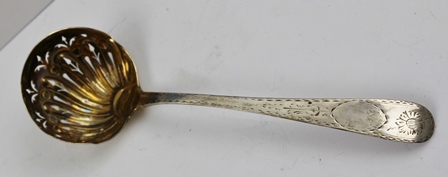 MICHAEL KEATING A LATE 18TH CENTURY IRISH SILVER SUGAR SIFTING LADLE, having gilded bowl with bright - Image 6 of 7