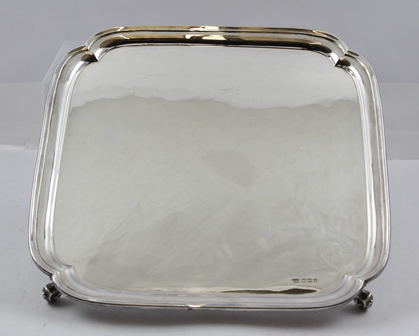 EDWARD VINER A RECTANGULAR SILVER SALVER, having applied moulded wire rim and re-entrant corners,