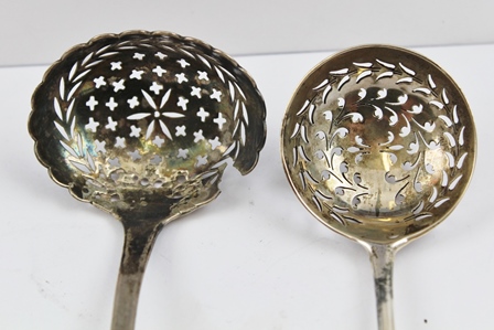 MICHAEL KEATING A LATE 18TH CENTURY IRISH SILVER SUGAR SIFTING LADLE, having gilded bowl with bright - Image 3 of 7