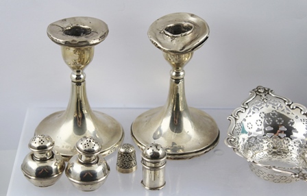 A MIXED COLLECTION OF SILVER, comprising capstan inkwell, scallop butter dish, two cigarette - Image 2 of 13