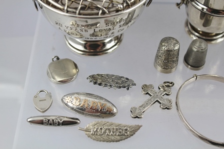 A SELECTION OF SILVER ITEMS, comprising a waiter (engraved) with gadroon rim, rose bowl and grill, a - Image 4 of 7