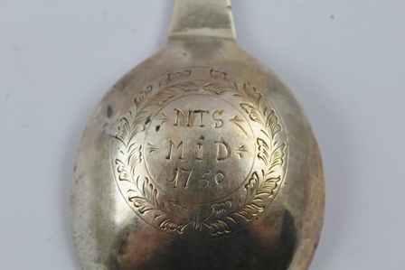 AN 18TH CENTURY DUTCH WHITE METAL SPOON, having chased floral design to handle, engraved to the back - Image 3 of 4