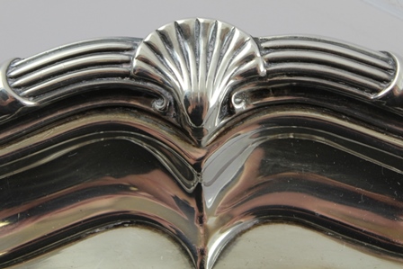 WALKER & HALL A SILVER DRINKS TRAY having heavy cast scallop and fancy scroll border, un-engraved - Image 4 of 5