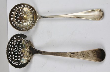 MICHAEL KEATING A LATE 18TH CENTURY IRISH SILVER SUGAR SIFTING LADLE, having gilded bowl with bright - Image 2 of 7