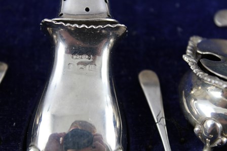 E S BARNSLEY & CO A GEORGE V SILVER DOUBLE CONDIMENT SET in presentation case comprising; a pair - Image 3 of 4