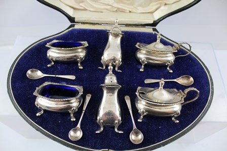 E S BARNSLEY & CO A GEORGE V SILVER DOUBLE CONDIMENT SET in presentation case comprising; a pair