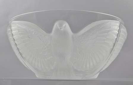 AN ART DECO STYLE HEAVY GLASS FRUIT BOWL, decorated with frosted falcons, in the manner of