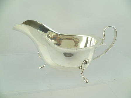 EDWARD VINER LTD. A CHIPPENDALE STYLE SILVER SAUCE BOAT, having cut shaped rim, plain up-scrolled - Image 4 of 4