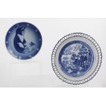 A ROYAL COPENHAGEN BLUE AND WHITE CAT AND KITTEN DISH, 15cm diameter, together with a pearlware