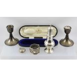 CHARLES STUART HARRIS A GEORGIAN DESIGN SILVER PEPPER POT, with flame finial and fluted body, on