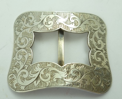 A LATE VICTORIAN SILVER BUCKLE with chased acanthus leaf decoration, London 1900, 5.5cm x 4.5cm, - Image 3 of 5