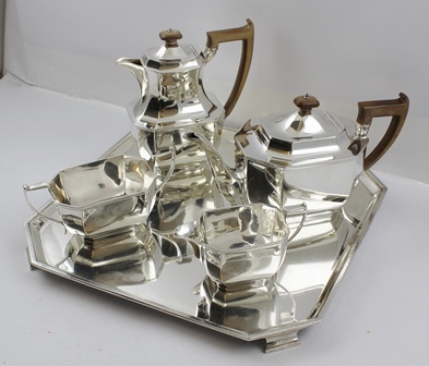 HAMILTON & INCHES A FIVE-PIECE SILVER TEA SET of rectilinear and canted form with applied - Image 2 of 12