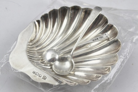 A MIXED COLLECTION OF SILVER, comprising capstan inkwell, scallop butter dish, two cigarette - Image 6 of 13