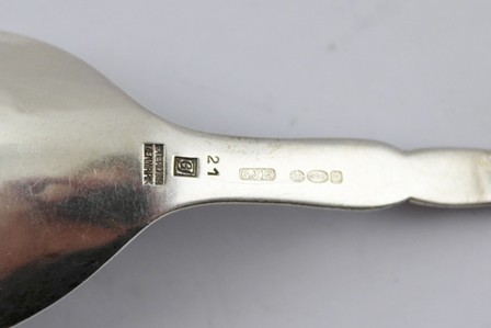 WILLIAM & SAMUEL KNIGHT A "FIDDLE" PATTERN SILVER CADDY SPOON, with winged unicorn crest, London - Image 2 of 3