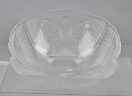 AN ART DECO STYLE HEAVY GLASS FRUIT BOWL, decorated with frosted falcons, in the manner of - Image 3 of 3