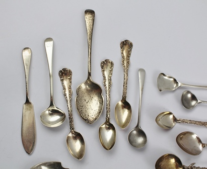 A QUANTITY OF HALLMARKED SILVER, STERLING AND WHITE METAL CONDIMENT SPOONS, COFFEE SPOONS, BUTTER - Image 2 of 5