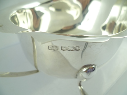 EDWARD VINER LTD. A CHIPPENDALE STYLE SILVER SAUCE BOAT, having cut shaped rim, plain up-scrolled - Image 3 of 4