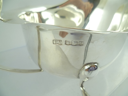 EDWARD VINER LTD. A CHIPPENDALE STYLE SILVER SAUCE BOAT, having cut shaped rim, plain up-scrolled - Image 2 of 4