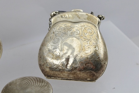 A GEORGE V SILVER PURSE having chased decoration and chain handle, Birmingham 1917, 6.5cm high, - Image 2 of 5