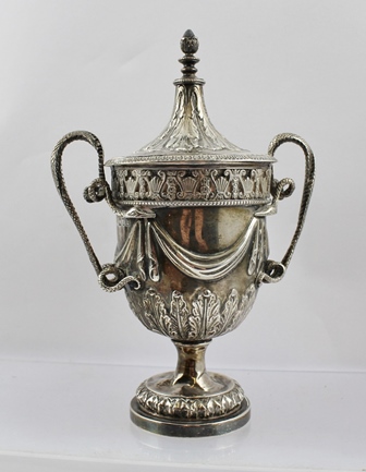 DANIEL & JOHN WELBY A NEO CLASSICAL SILVER TROPHY CUP, having embossed swags to the body above