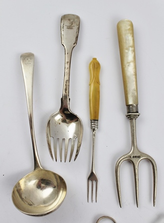 HARRISON BROTHERS & HOWSON A LATE VICTORIAN SILVER BREAD FORK, Sheffield 1892, with mother-of- - Image 2 of 10