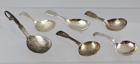 WILLIAM & SAMUEL KNIGHT A "FIDDLE" PATTERN SILVER CADDY SPOON, with winged unicorn crest, London