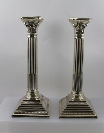 A PAIR OF EDWARDIAN SILVER PLATED COLUMN DESIGN CANDLESTICKS, Corinthian capitals with removable