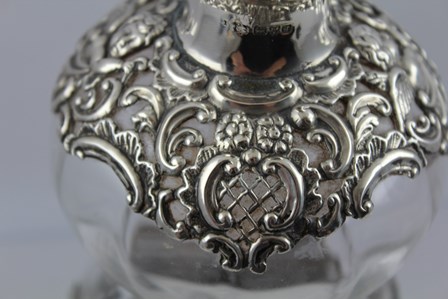 AN EDWARDIAN SILVER MOUNTED WAISTED GLASS DECANTER Chester 1904 including stopper 24cm high, - Image 7 of 7