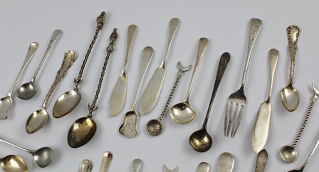 A QUANTITY OF HALLMARKED SILVER, STERLING AND WHITE METAL CONDIMENT SPOONS, COFFEE SPOONS, BUTTER - Image 3 of 5